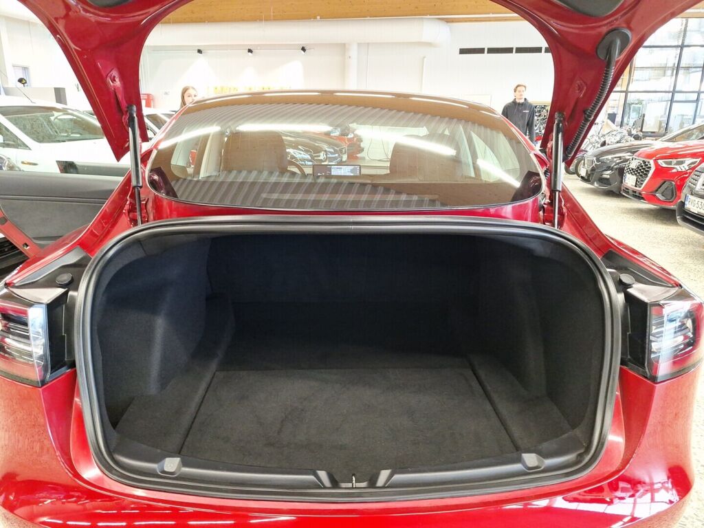 Tesla Model 3 2019 Punainen