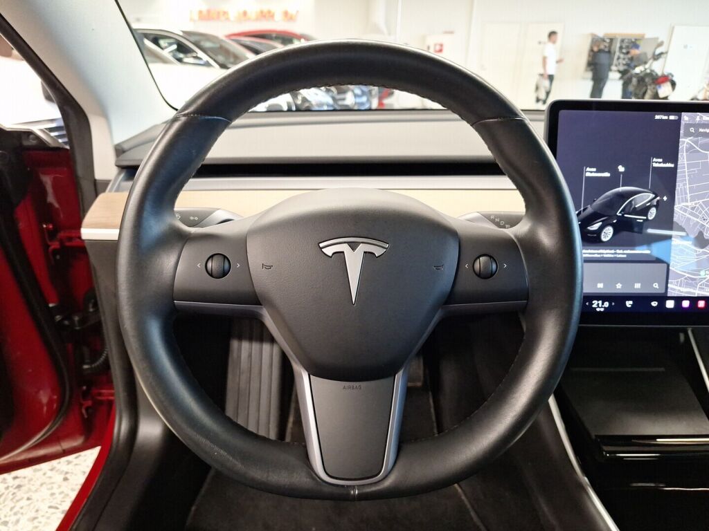 Tesla Model 3 2019 Punainen