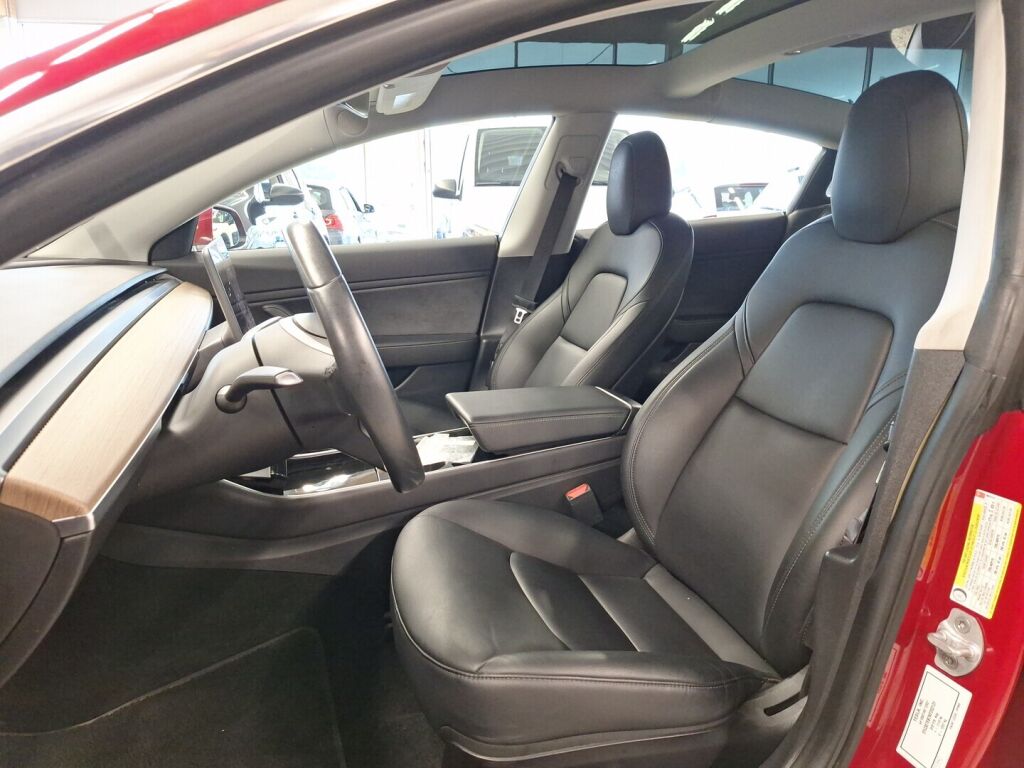Tesla Model 3 2019 Punainen
