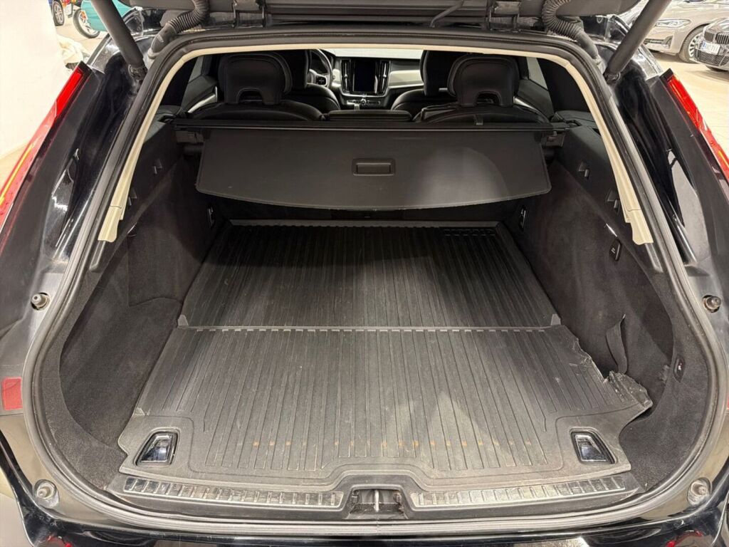 Volvo V90 2020 Musta