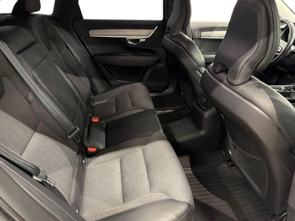 Volvo V90 2020 Musta