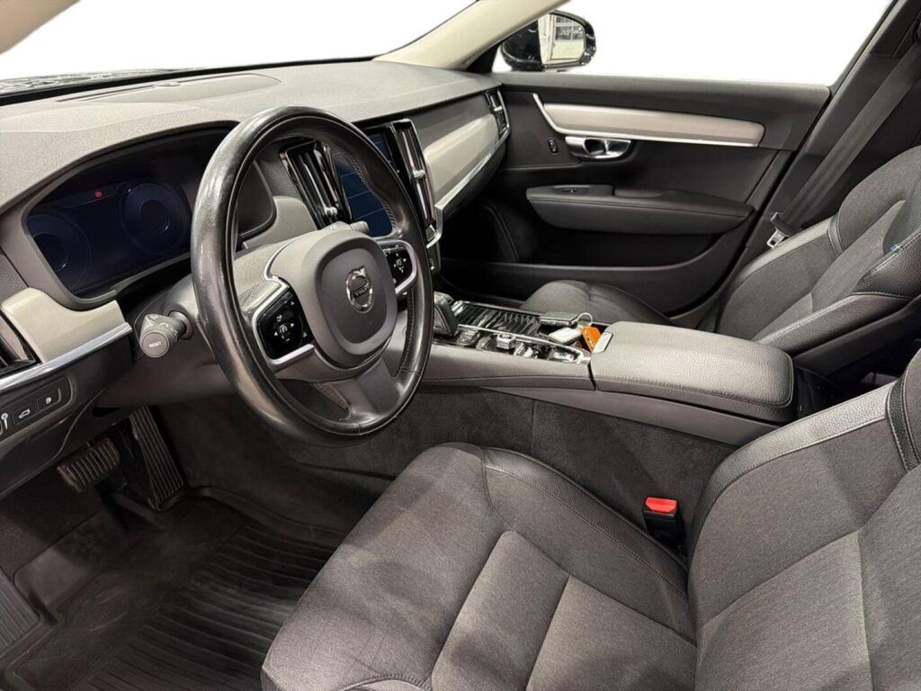 Volvo V90 2020 Musta