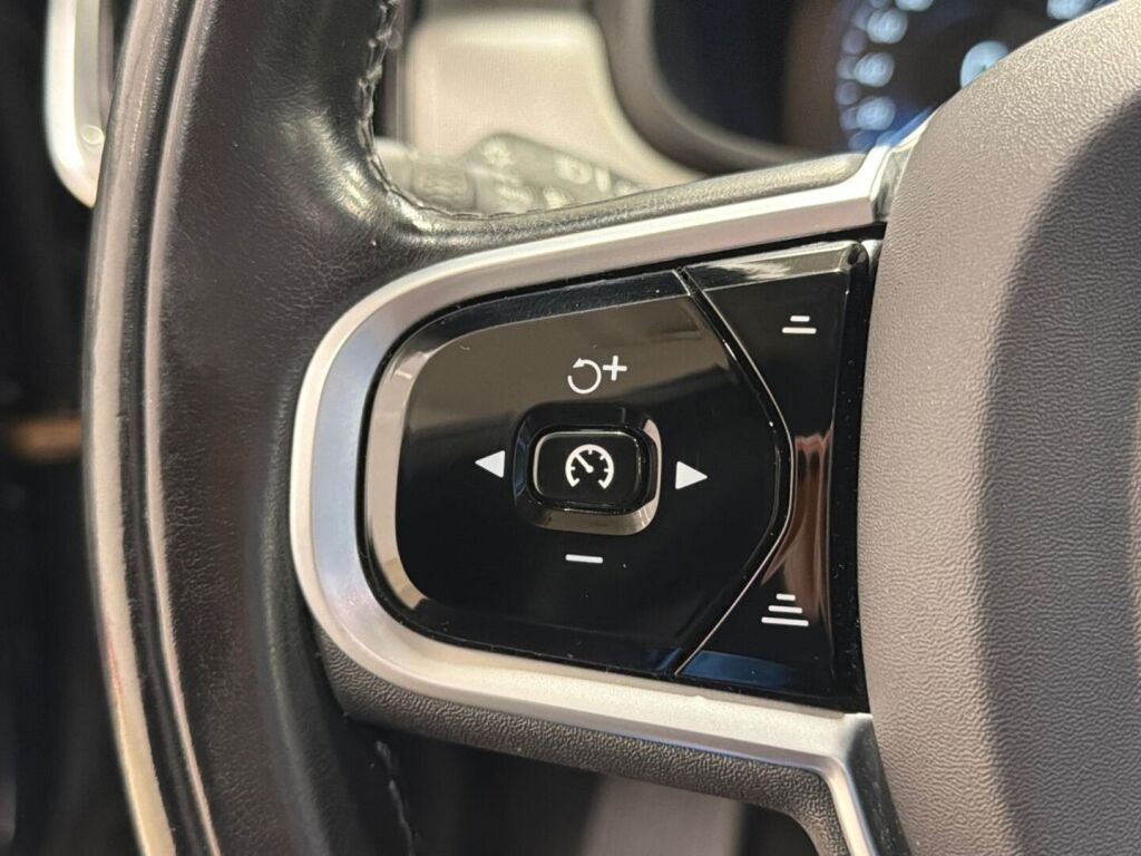 Volvo V90 2020 Musta