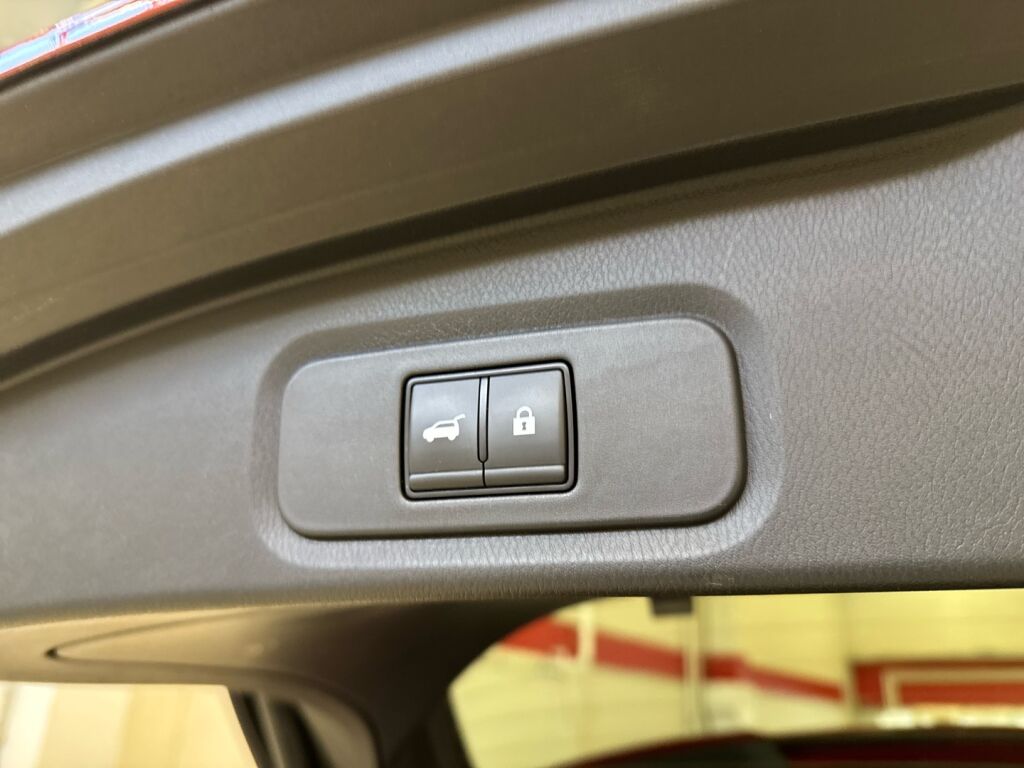 Nissan Qashqai 2024 Punainen