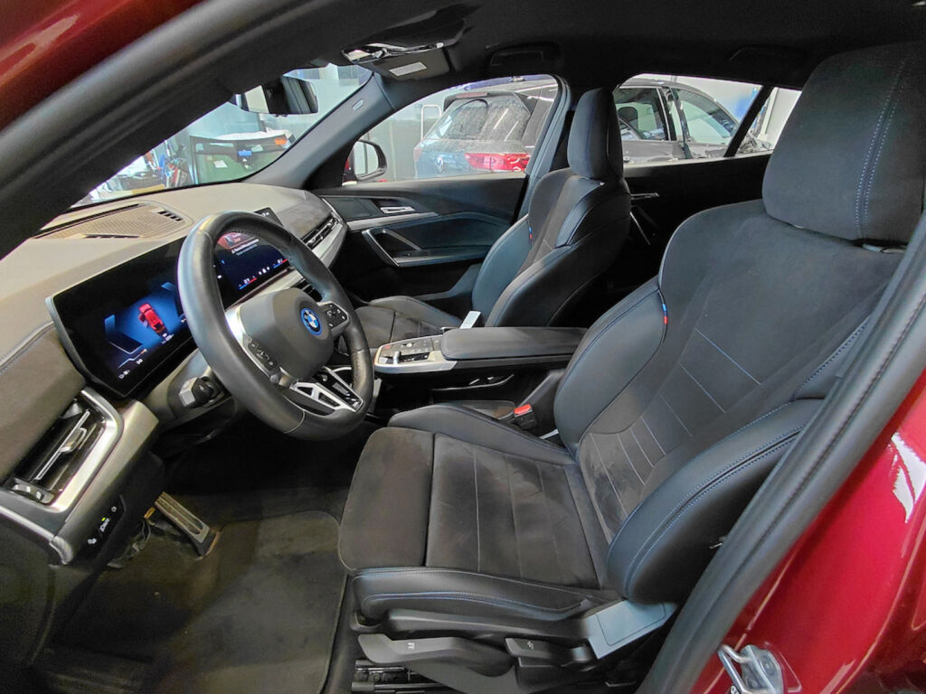 BMW iX2 2025 Punainen