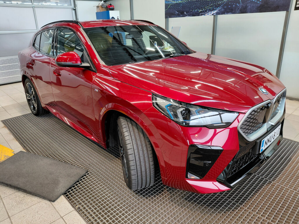 BMW iX2 2025 Punainen