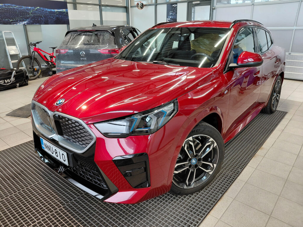 BMW iX2 2025 Punainen
