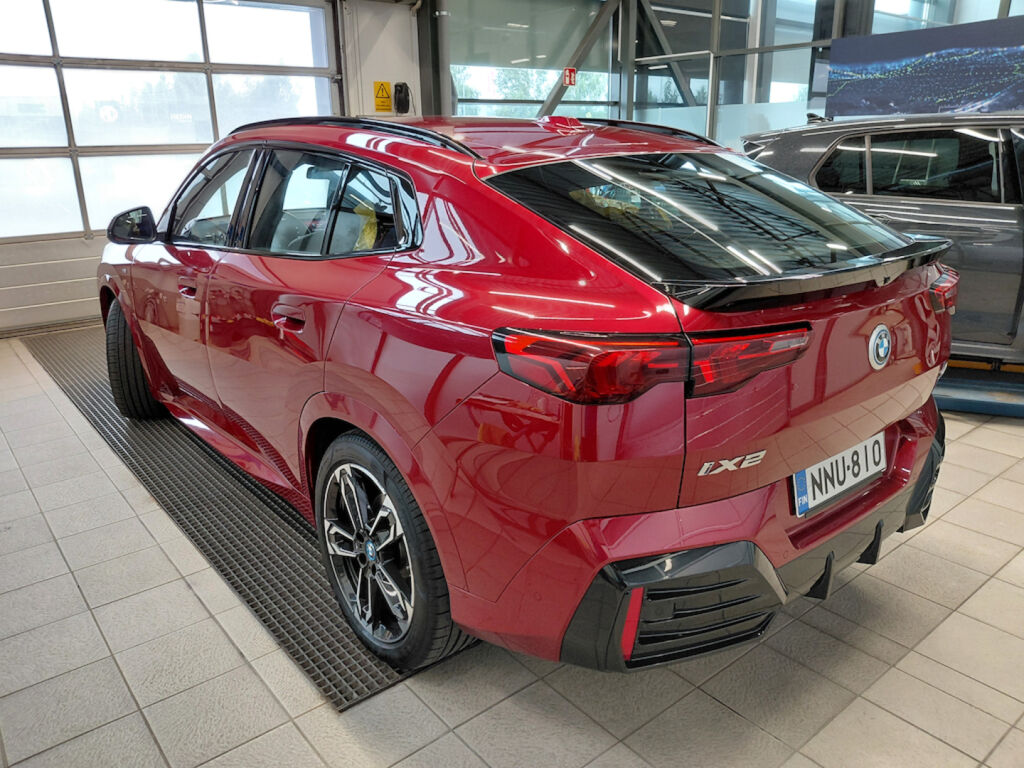 BMW iX2 2025 Punainen