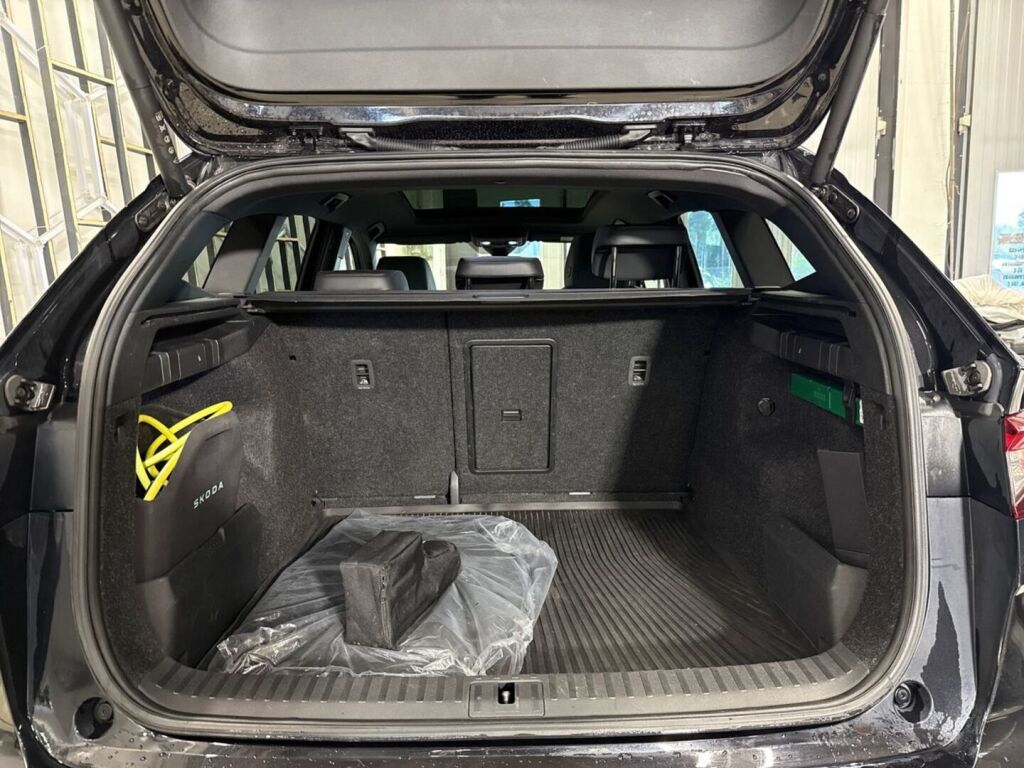 Skoda Enyaq 2025 Musta