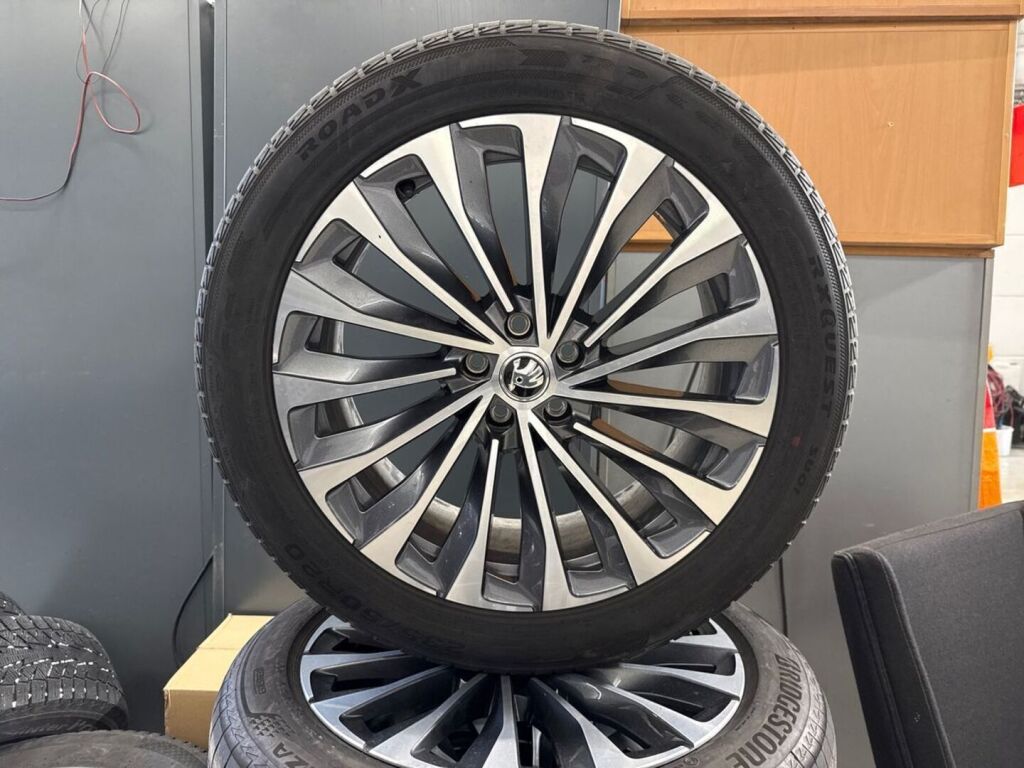 Skoda Enyaq 2025 Musta
