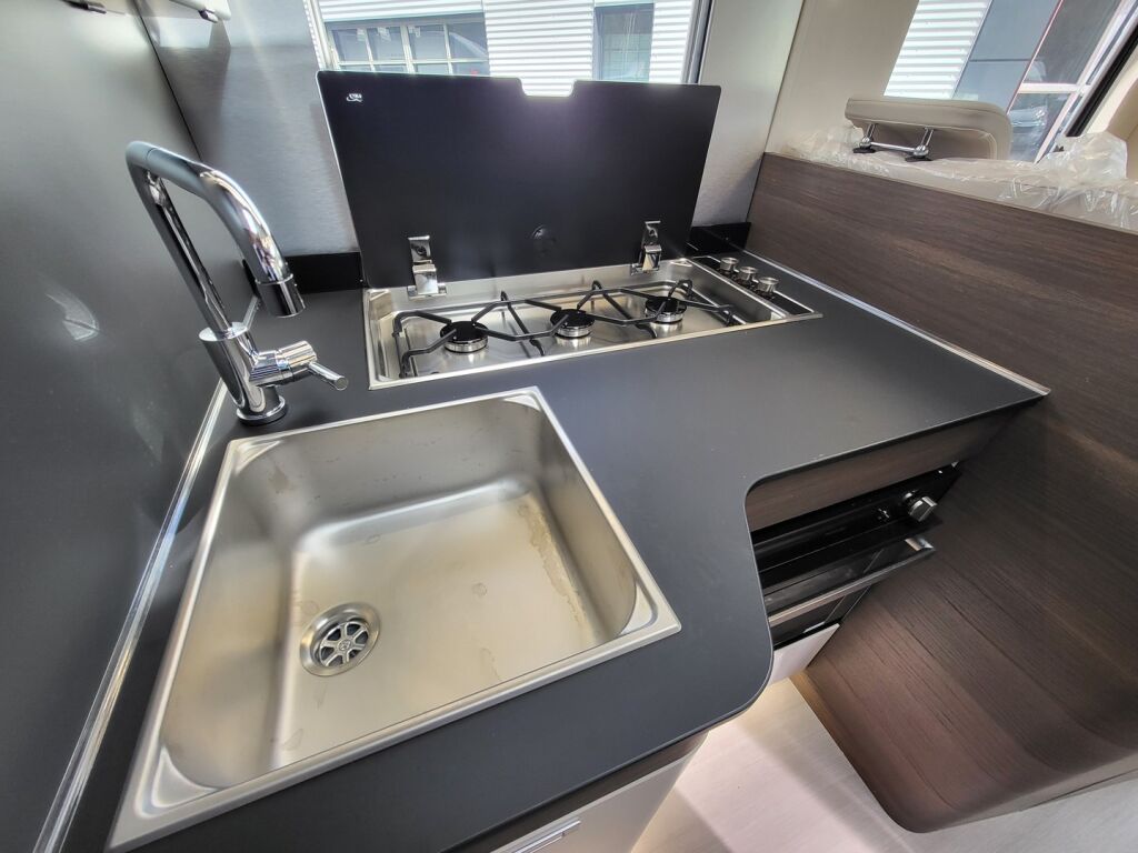 Adria MATRIX SUPREME 670 SL 2024 Harmaa