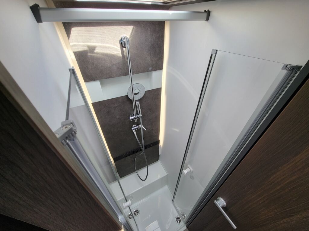 Adria MATRIX SUPREME 670 SL 2024 Harmaa