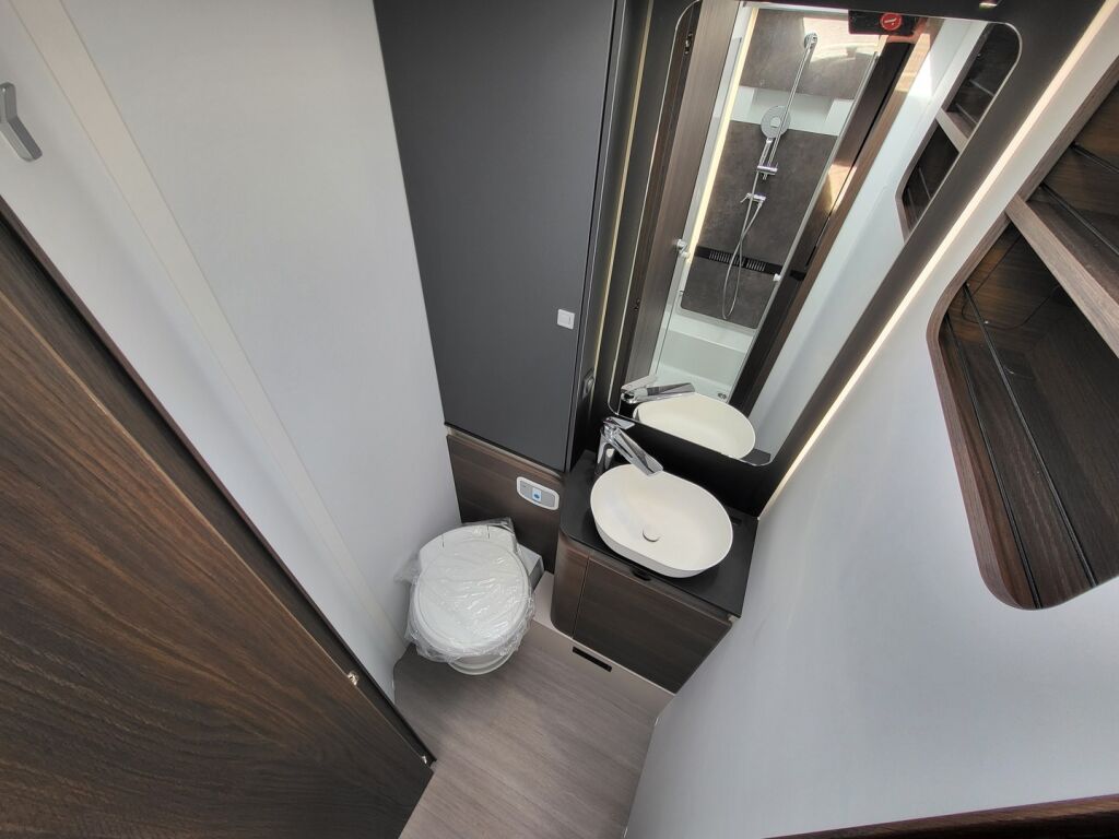 Adria MATRIX SUPREME 670 SL 2024 Harmaa