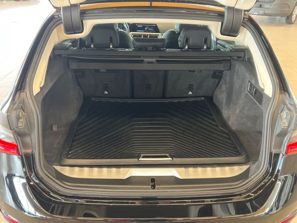 BMW 330 2021 Musta