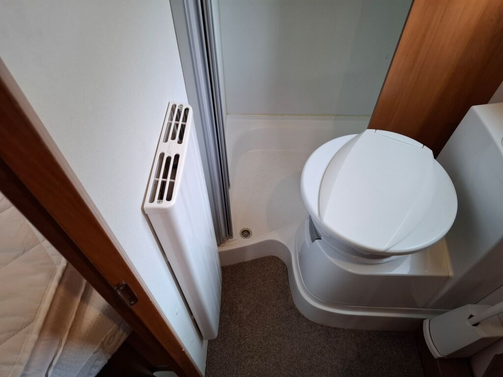 Knaus Skywave 650 MF 2011 Valkoinen