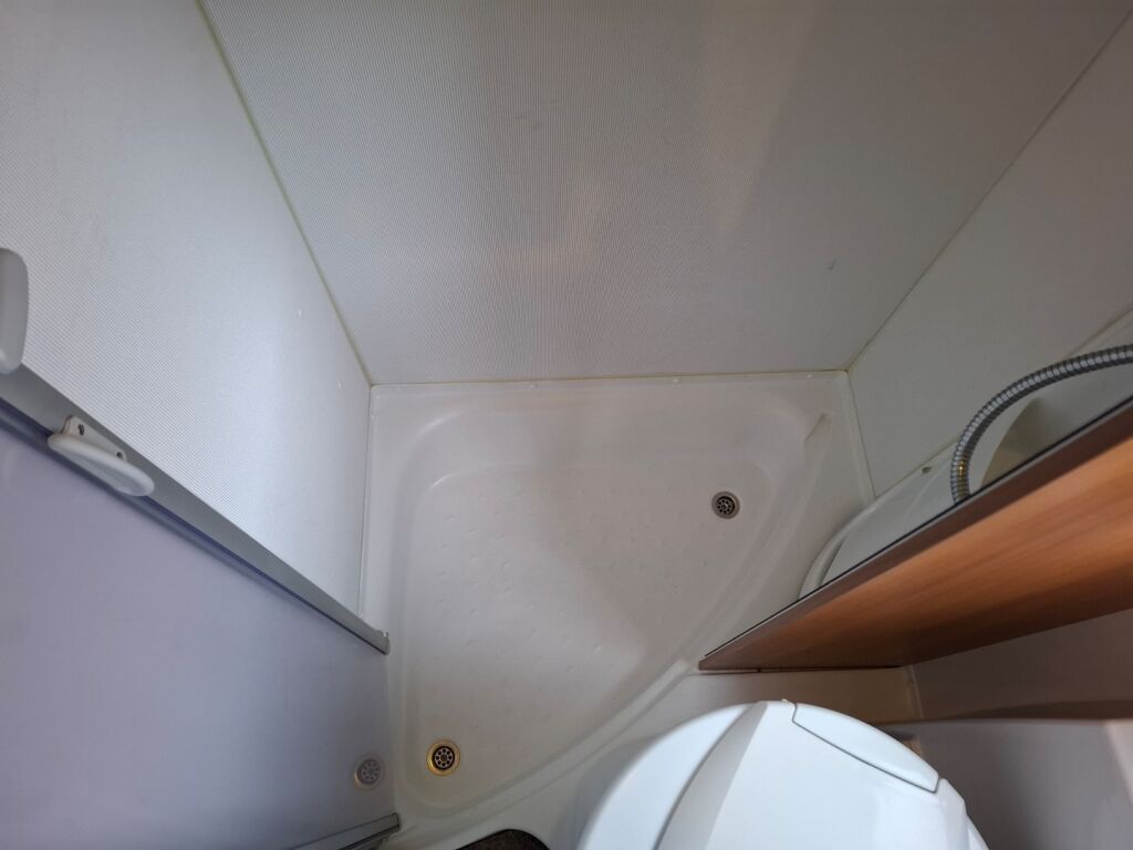 Knaus Skywave 650 MF 2011 Valkoinen