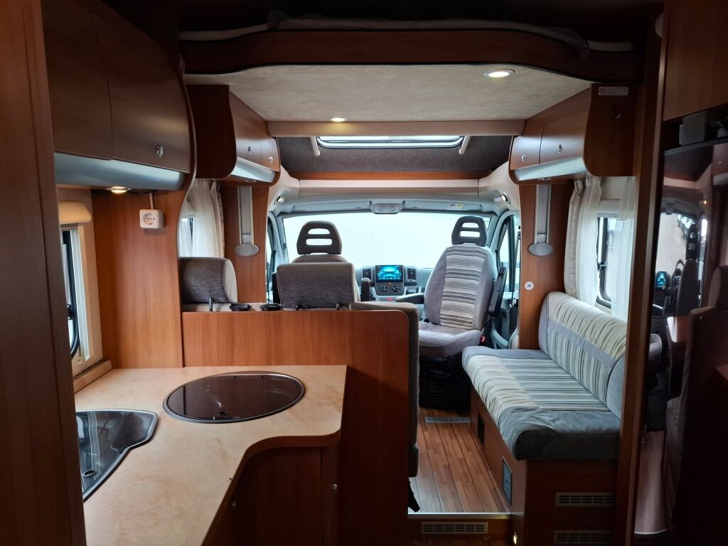 Knaus Skywave 650 MF 2011 Valkoinen