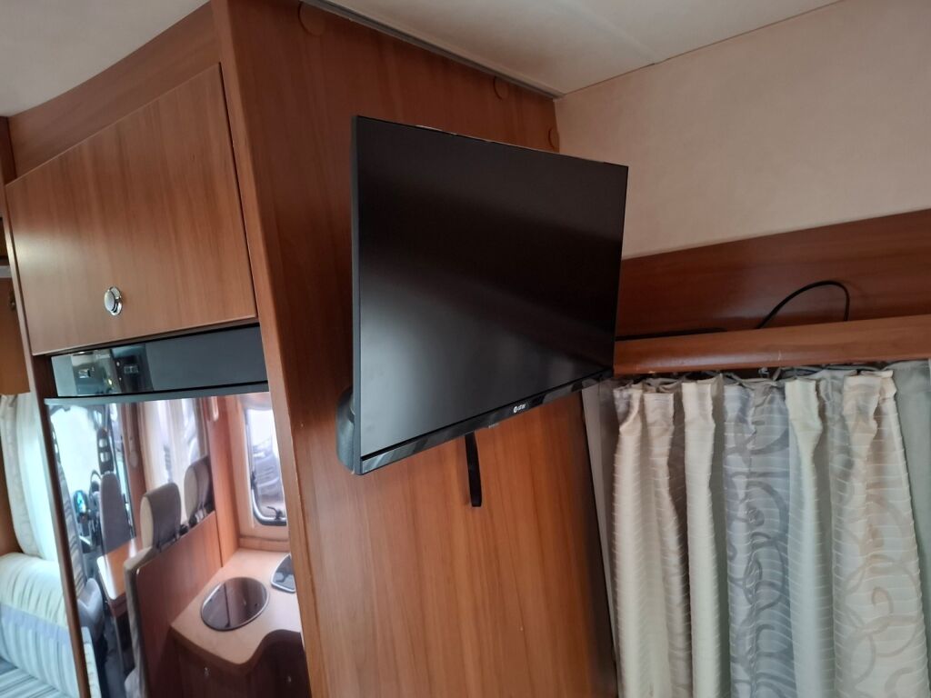 Knaus Skywave 650 MF 2011 Valkoinen