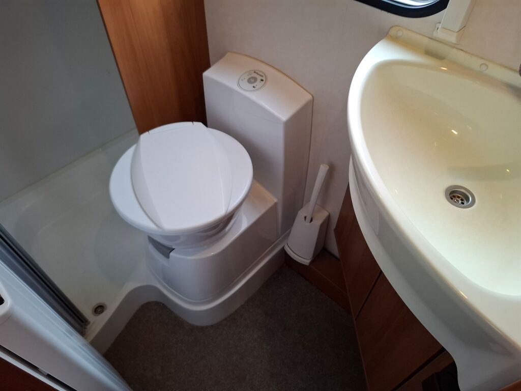 Knaus Skywave 650 MF 2011 Valkoinen