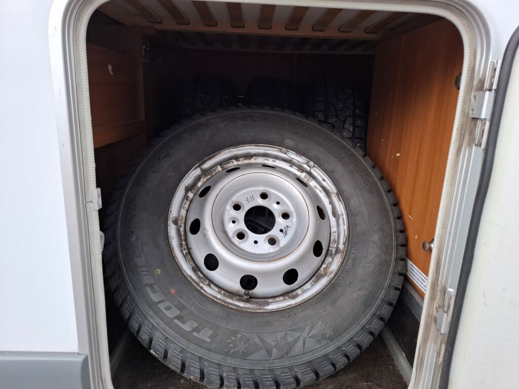 Knaus Skywave 650 MF 2011 Valkoinen