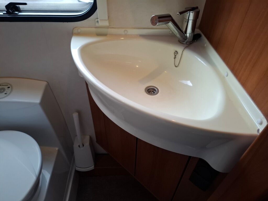 Knaus Skywave 650 MF 2011 Valkoinen