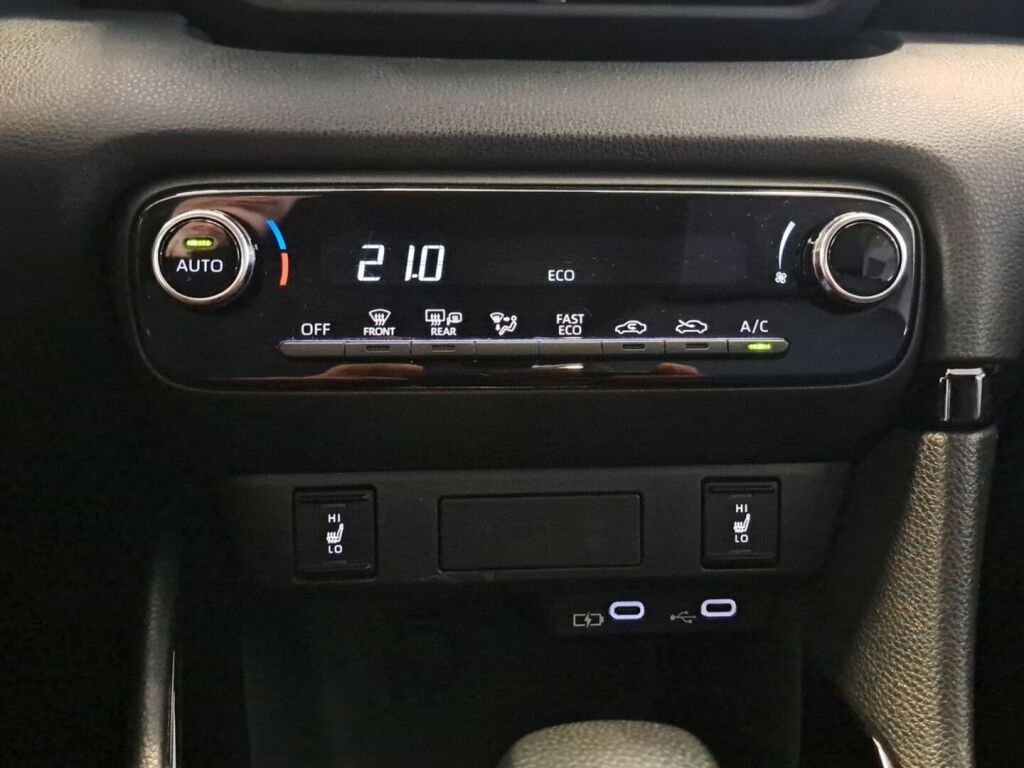 Toyota Yaris 2024 Ruskea (beige)