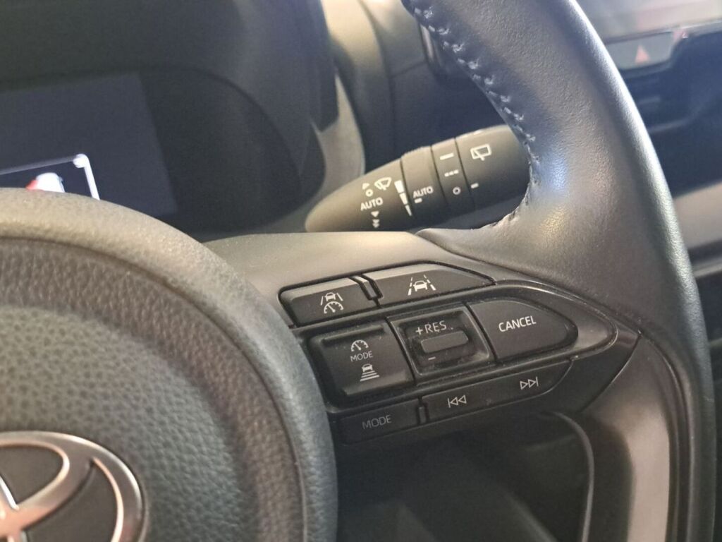 Toyota Yaris 2024 Ruskea (beige)