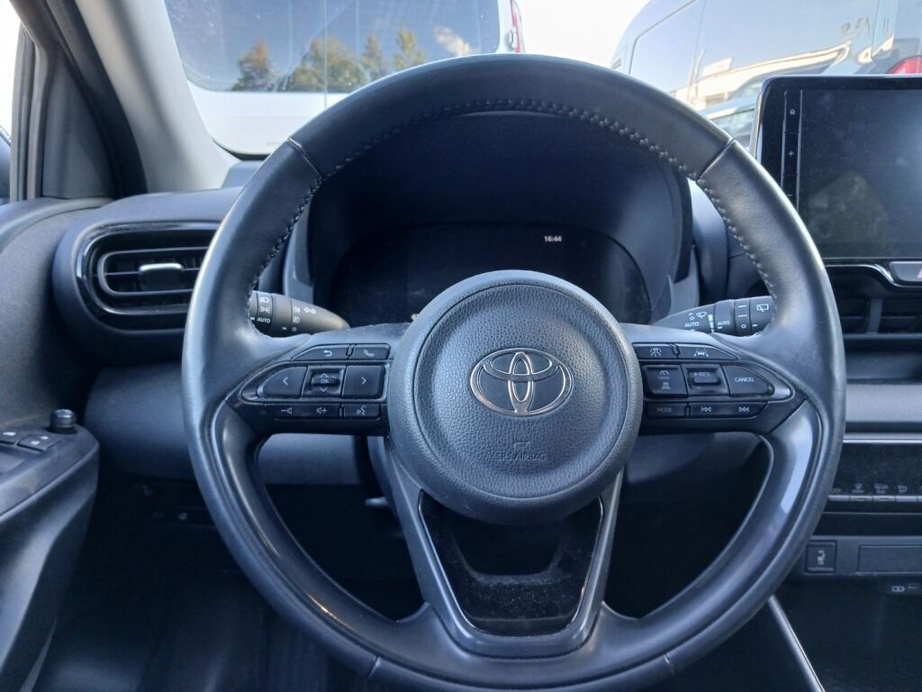Toyota Yaris 2024 Ruskea (beige)