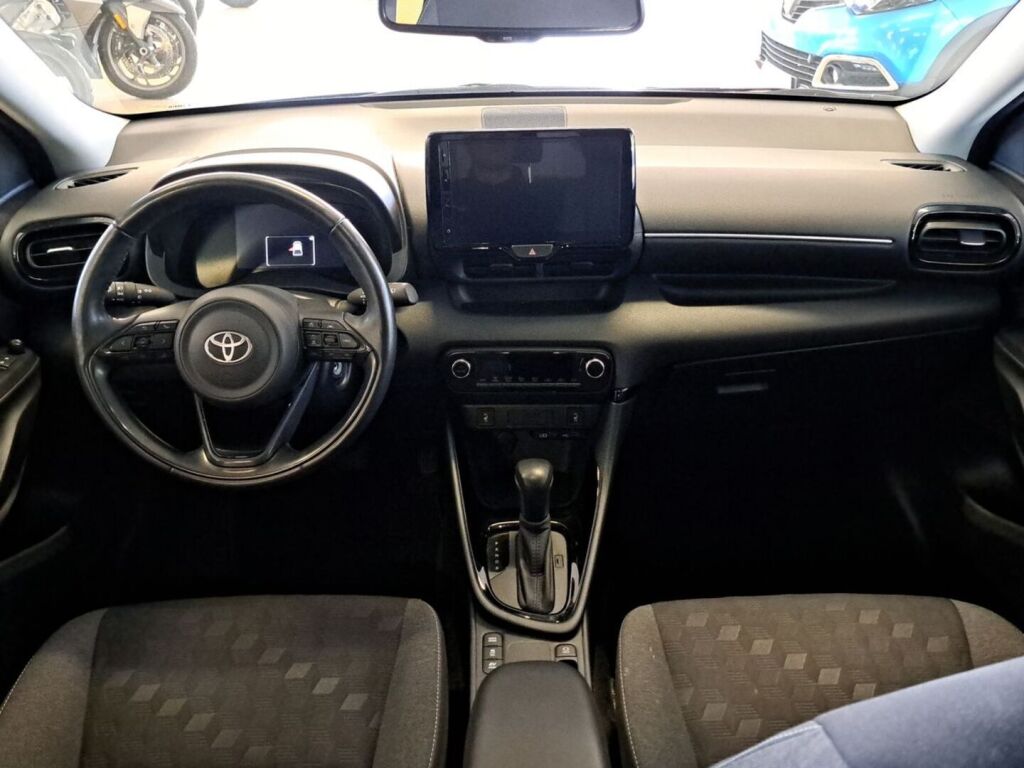Toyota Yaris 2024 Ruskea (beige)