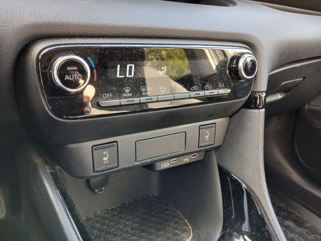 Toyota Yaris 2024 Ruskea (beige)