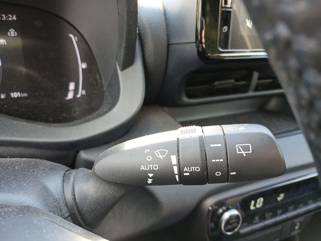 Toyota Yaris 2024 Ruskea (beige)