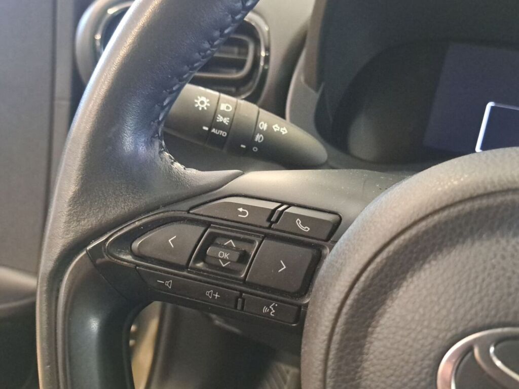 Toyota Yaris 2024 Ruskea (beige)