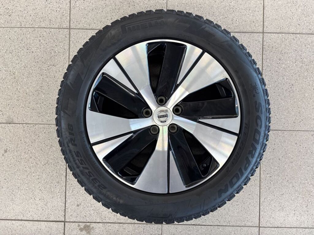 Volvo XC40 2021 Musta