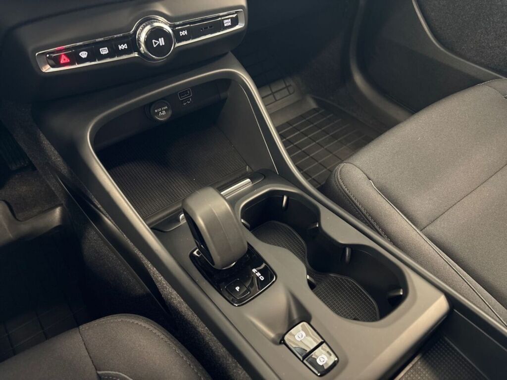 Volvo XC40 2021 Musta