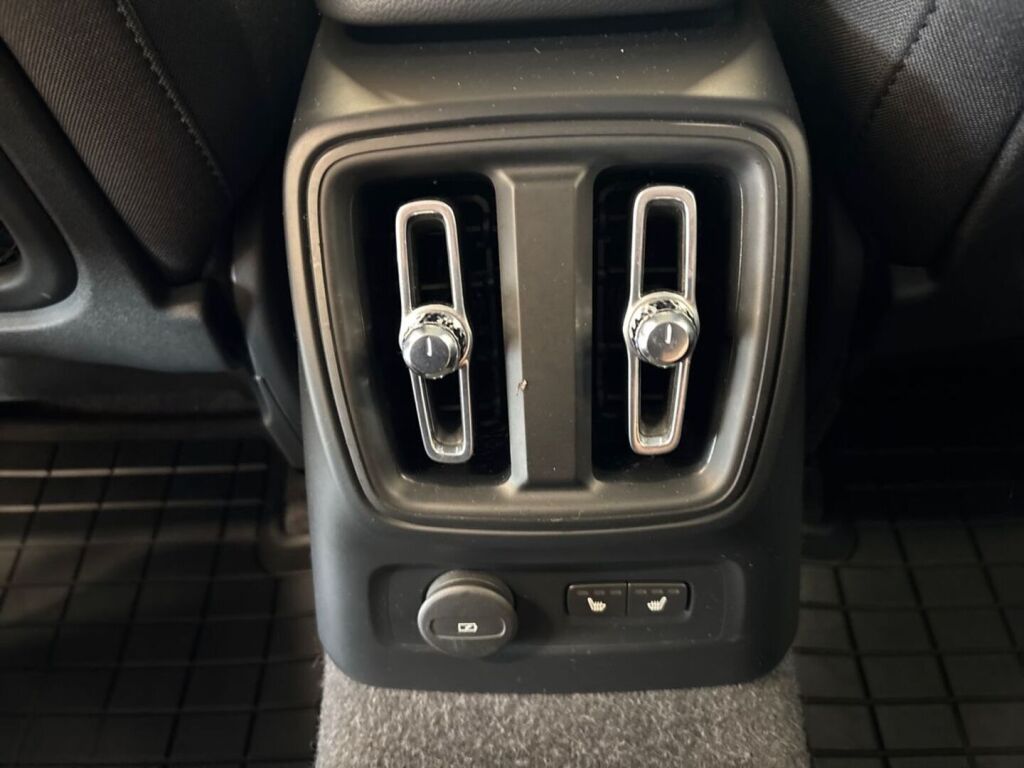 Volvo XC40 2021 Musta