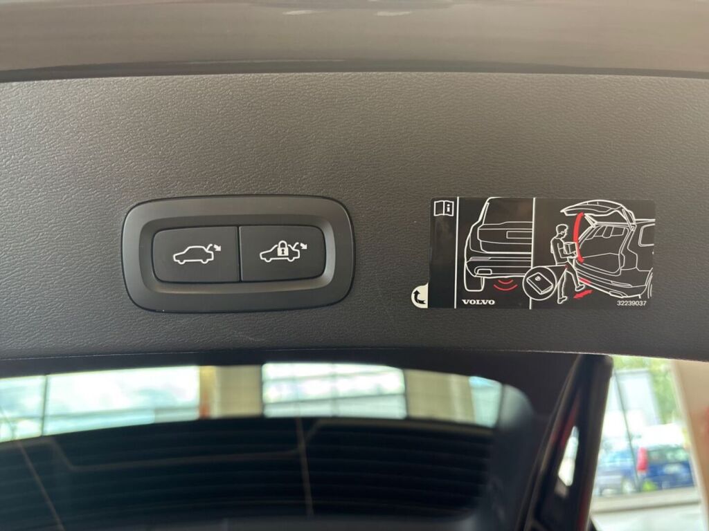Volvo XC40 2021 Musta