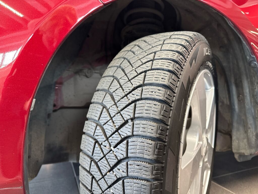 Toyota Yaris 2017 Punainen