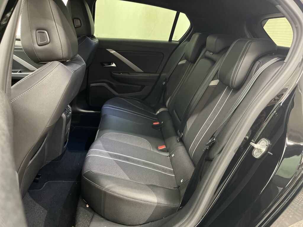 Opel Astra 2023 Musta