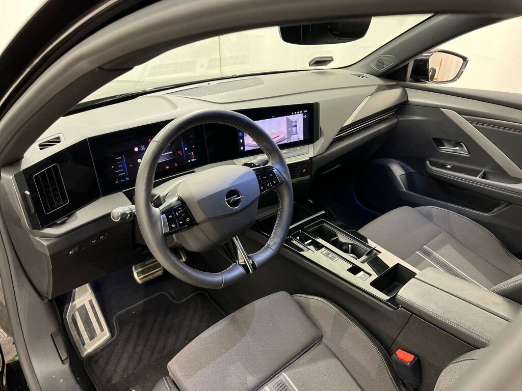 Opel Astra 2023 Musta