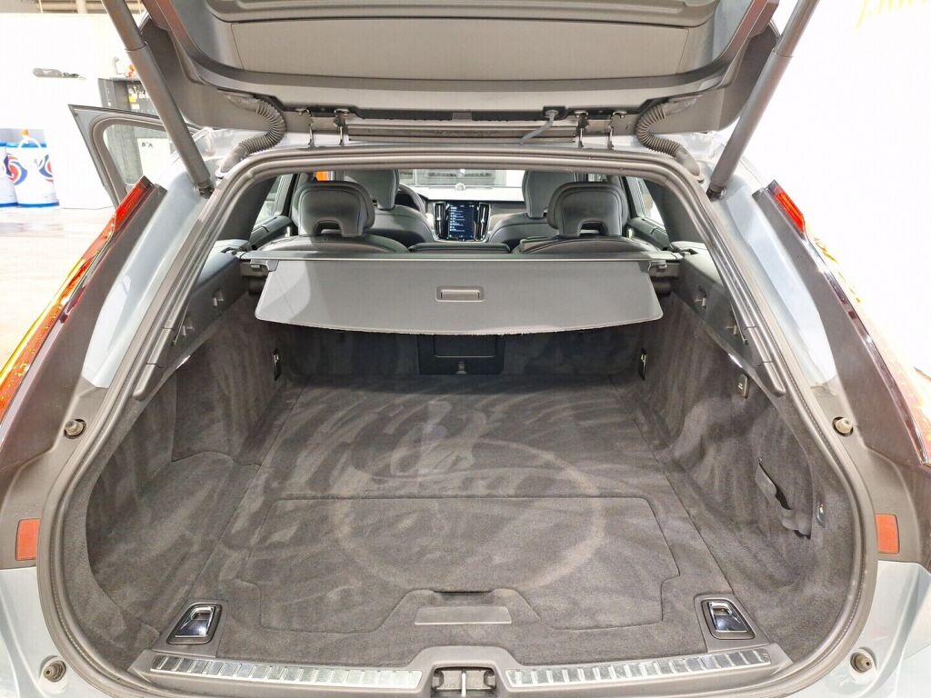 Volvo V90 2022 Harmaa