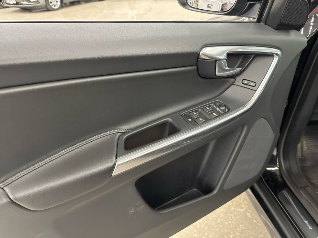 Volvo XC60 2016 Musta