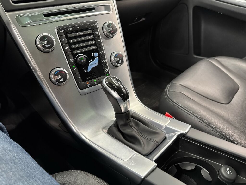 Volvo XC60 2016 Musta