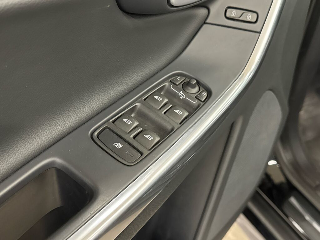 Volvo XC60 2016 Musta