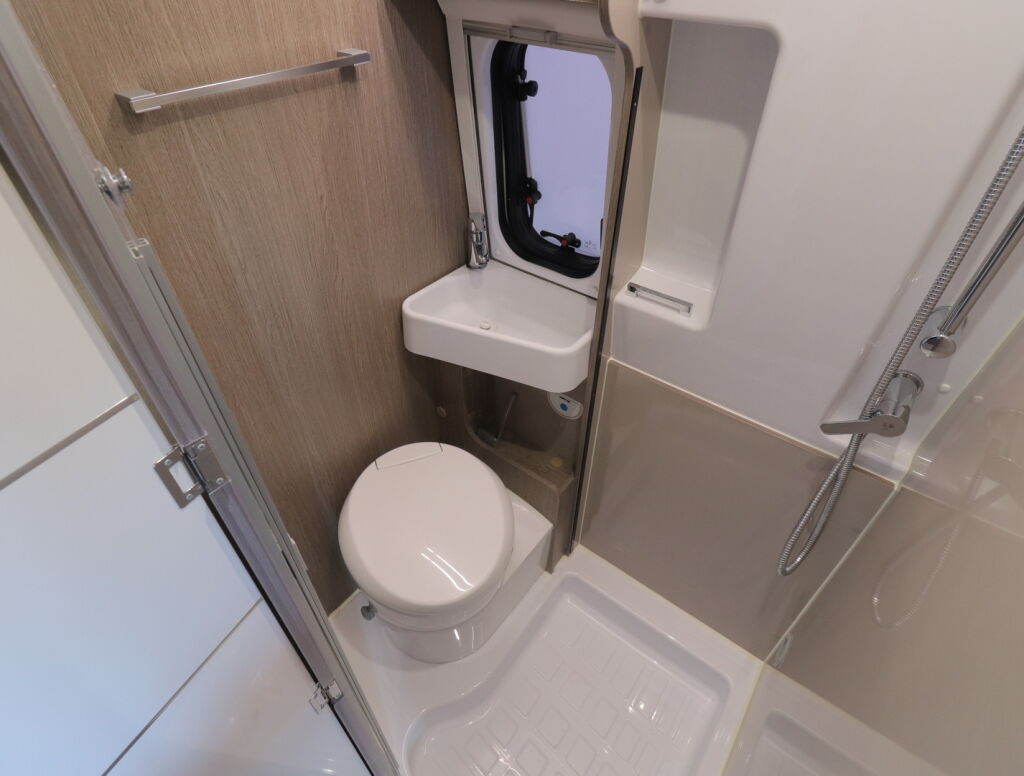 Challenger VANS V217 VIP 2022 Harmaa