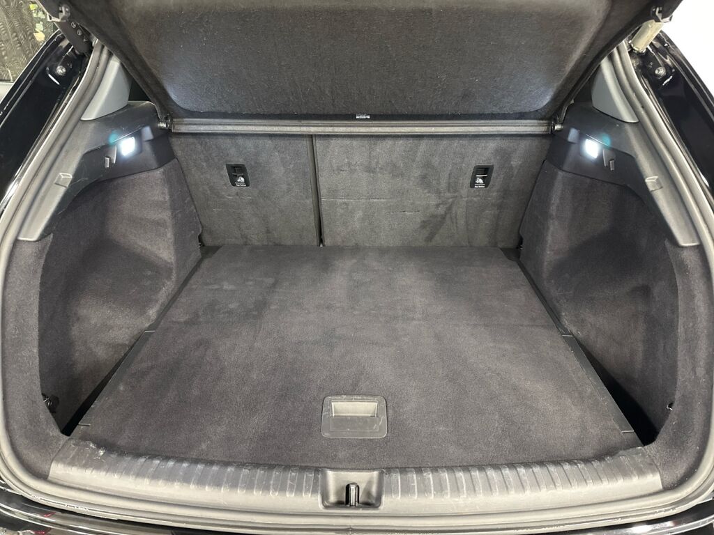 Audi Q4 e-tron 2021 Musta