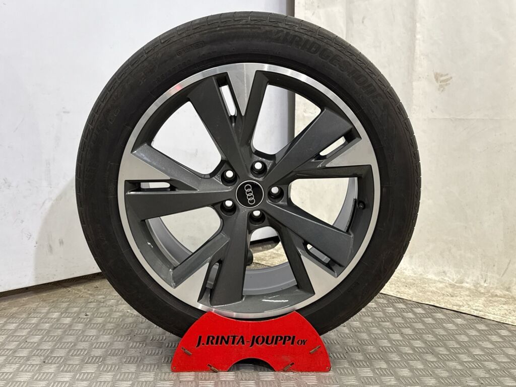 Audi Q4 e-tron 2021 Musta