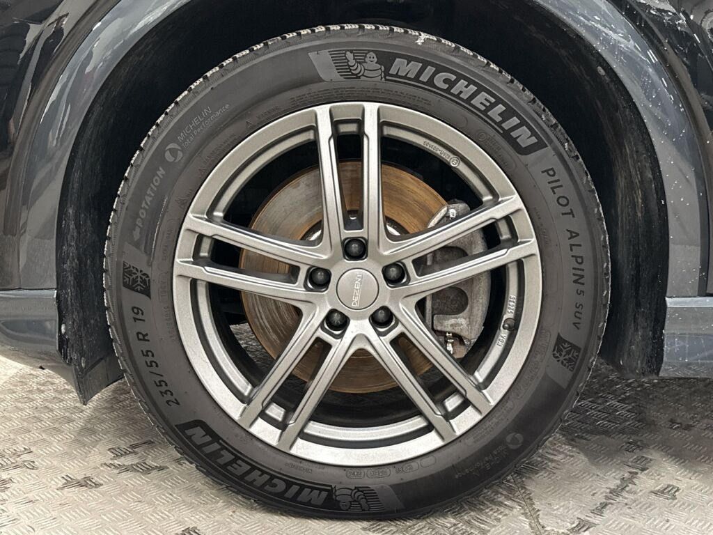 Audi Q4 e-tron 2021 Musta