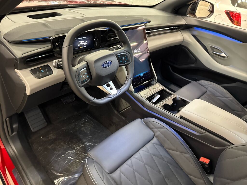 Ford Capri 2025 Punainen