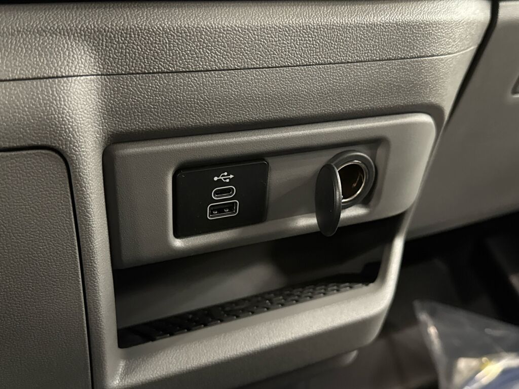 Ford Transit Custom 2026 Punainen