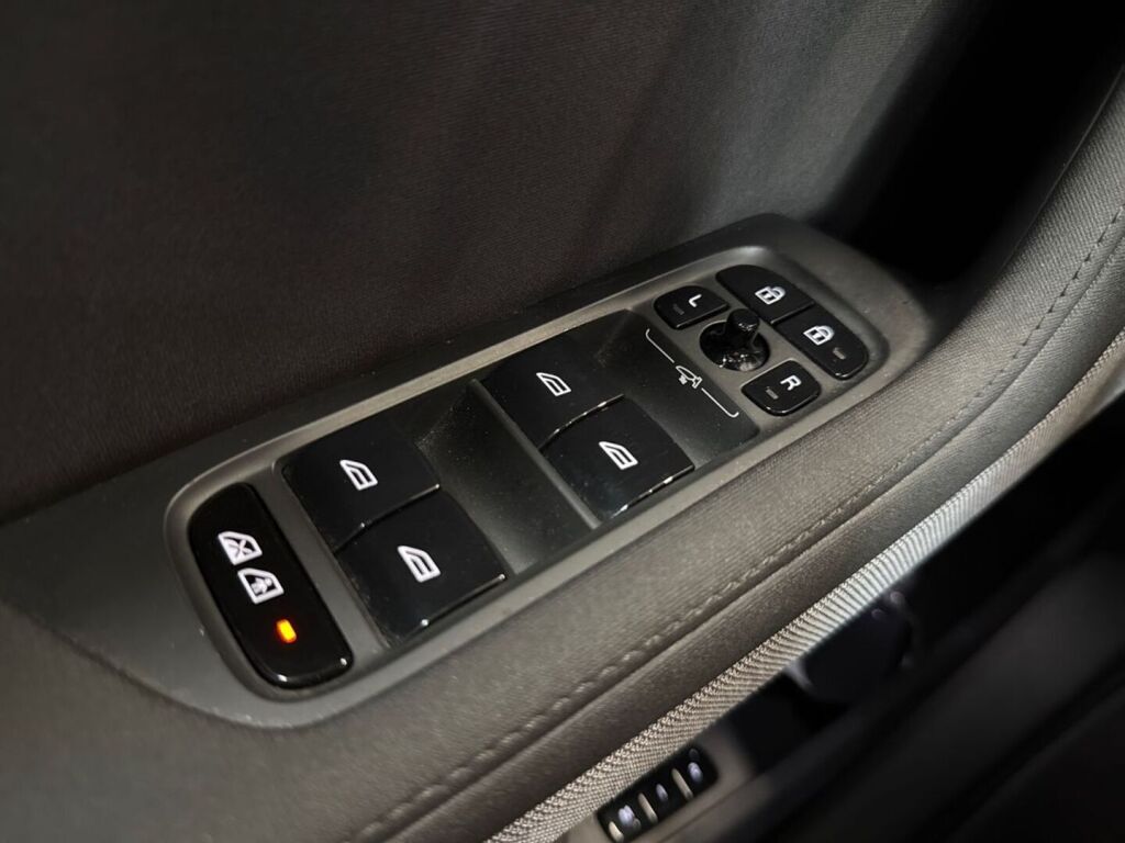 Polestar 2 2021 Musta